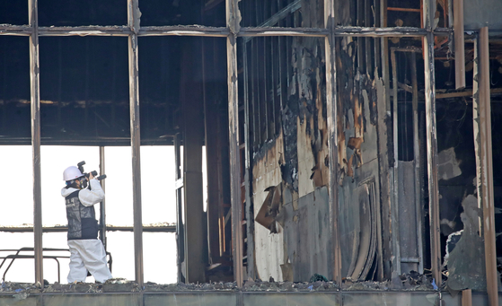 Authorities launch a joint investigation into a fire, which killed six people and injured 27 others, at a luxury hotel construction site in Busan on Feb. 16.[NEWS1]