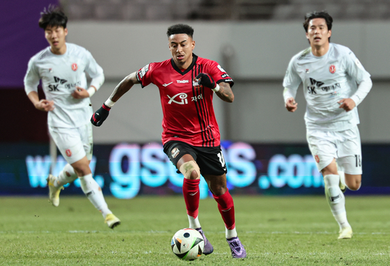FC Seoul midfielder Jesse Lingard dribbles the ball during a K League 1 match against Jeju United, now called Jeju SK, at Seoul World Cup Stadium in western Seoul on March 16, 2024. [NEWS1] 