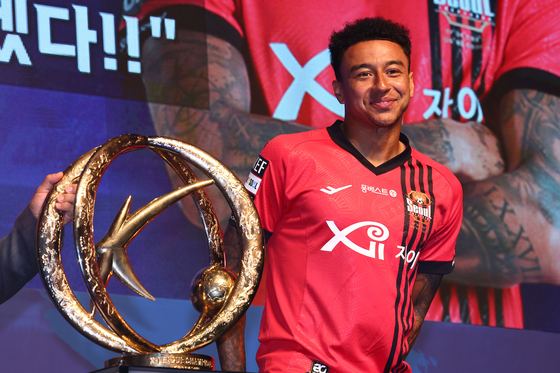 FC Seoul midfielder Jesse Lingard poses with the K League trophy during a media day event at Nuritkum Square in western Seoul on Oct. 16, 2024. [YONHAP]