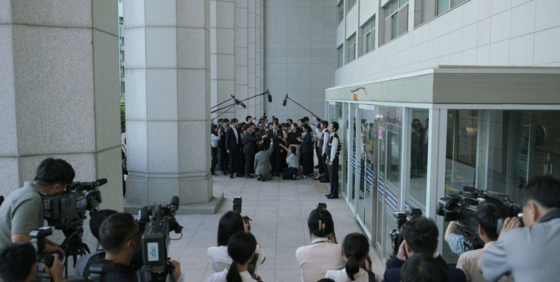 The scene where Director Hong is surrounded by reporters was shot at the main hall of Inha University in Michuhol District, Incheon. [NETFLIX]