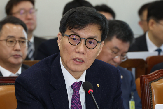 Bank of Korea Gov. Rhee Chang-yong speaks during a parliamentary inquiry during a plenary meeting of the Strategy and Finance Committee of the National Assembly in western Seoul on Feb. 18. [NEWS1] 