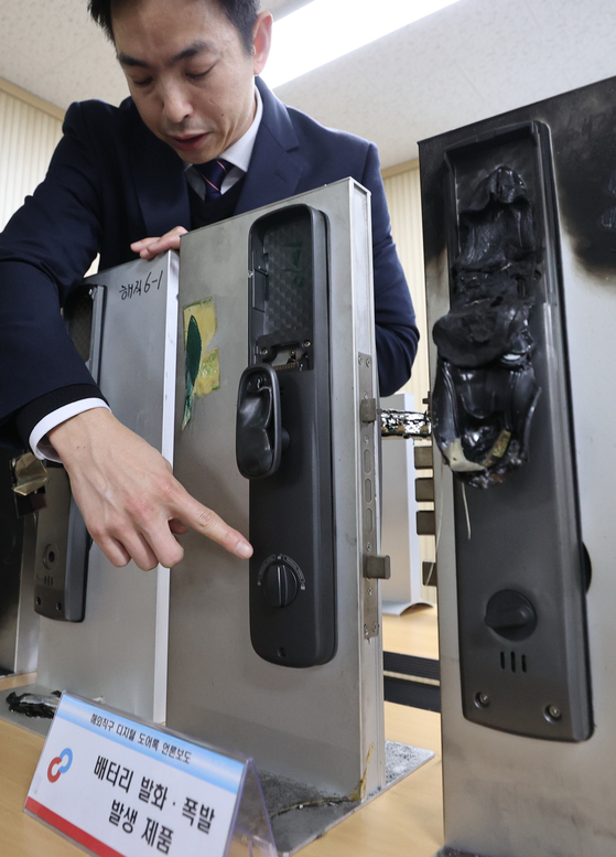 A senior official at the Korea Consumer Agency reviews door locks at the agency's headquarters in Songpa District, southern Seoul, on Feb. 18. [YONHAP]