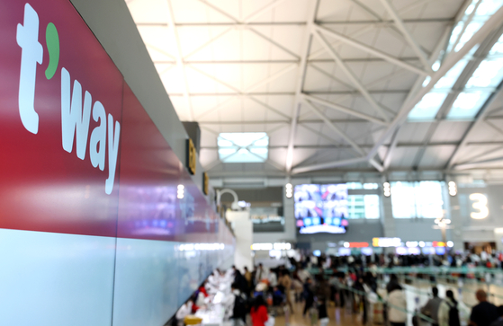 Daemyung Sono Group, the second-largest shareholder of T'way Air, intends to gain more control of the budget airline's management.. Pictured are passengers waiting to check in for a T'way Air flight at Incheon International Airport on Jan. 22. [NEWS1]