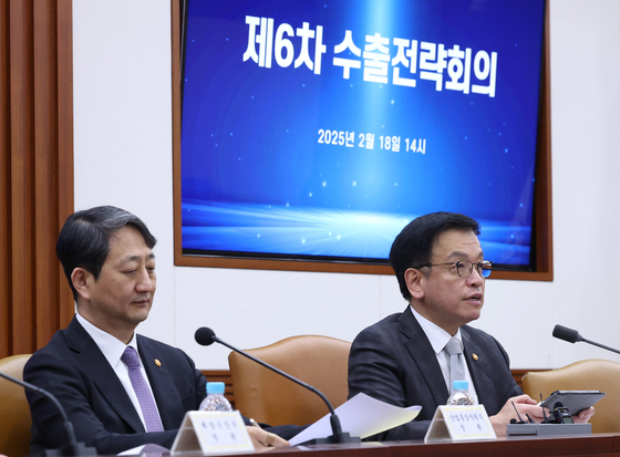 Acting President and Minister of Economy and Finance Choi Sang-mok, right, speaks during an export strategy meeting, with Industry Minister Ahn Duk-geun to his right at the government complex in central Seoul on Feb. 19. [JOINT PRESS CORPS]