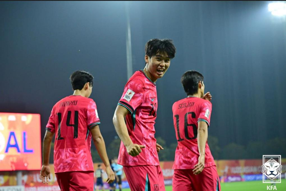 Korea's Kim Tae-won, center, celebrates scoring during a Group D match against Thailand at the AFC U-20 Asian Cup at the Shenzhen Youth Football Training Base Pitch in China on Feb. 17. [YONHAP] 