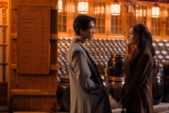 Min Ho, played by Lee Sang-heon, left, and Kitty, played by Anna Cathcart, are attracted to each other yet have many unsolved relationship problems in the drama series “XO, Kitty." [NETFLIX]