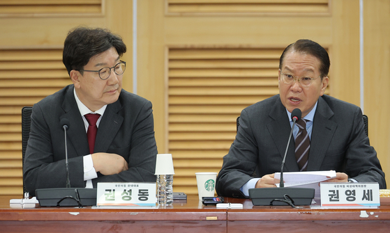 Kwon Young-se, right, interim leader of the conservative People Power Party, speaks during a debate forum on workplace bullying at the National Assembly on Feb. 14. [YONHAP] 