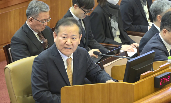 Former Interior Minister Lee Sang-min speaks as a witness at the Constitutional Court in Seoul on Feb. 11, during the seventh hearing of President Yoon Suk Yeol's impeachment trial over his short-lived imposition of martial law in December. [YONHAP]