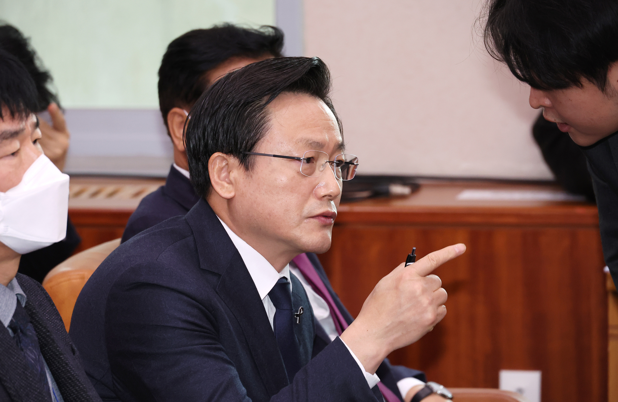 Jeju Air CEO Kim E-bae attends a parliamentary session regarding a deadly crash involving the airline's jet at the National Assembly in western Seoul on Jan. 14. [YONHAP]