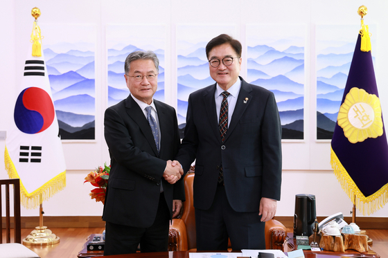 National Assembly Speaker Woo Won-shik, right, poses for a photo with Joseph Yun, the acting U.S. ambassador to Korea, during their meeting at the National Assembly in Seoul on Feb. 18. [NATIONAL ASSEMBLY SPEAKER'S OFFICE]