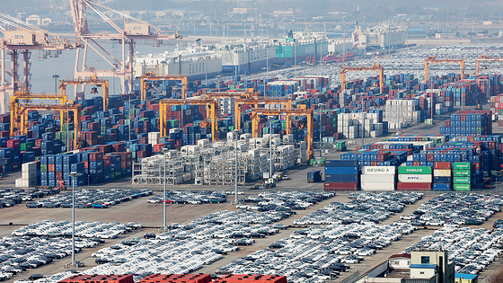 Containers are stacked at a port in Pyeongtaek, Gyeonggi, on Feb. 14. [NEWS1] 