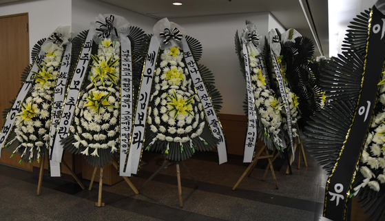 Wreaths outside late actor Kim Sae-ron's funeral parlor at Asan Medical Center in Songpa District on Feb. 17 [JOINT PRESS CORPS]