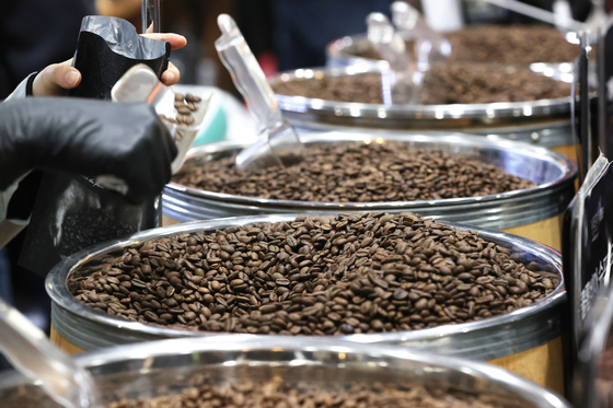 Coffee beans are on display during the 2025 Seoul Cafe & Bakery Fair at Seoul Trade Exhibition and Convention in Gangnam District, southern Seoul, on Feb. 19. [YONHAP]