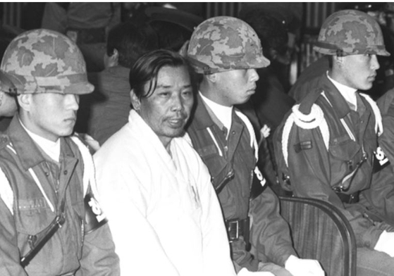 Former intelligence chief Kim Jae-gyu, second from left, stands trial in 1979 for assassinating then-President Park Chung Hee. [JOONGANG ILBO] 
