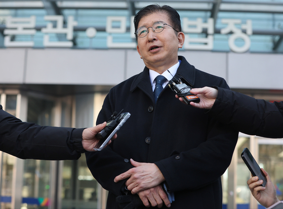 Liberal Democratic Party (DP) Rep. Lee Sang-sik leaves the Suwon District Court in Gyeonggi on Feb. 19, after the court fined him for underreporting his assets ahead of April's general elections. [YONHAP] 