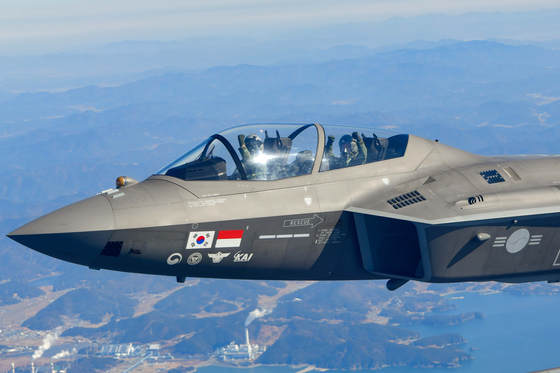 A KF-21 fighter jet conducts a test flight above an air base in Sacheon, South Gyeongsang, on Feb. 19. The pilot seated in the back is Korean Air Force chief of staff Gen. Lee Young-su. [NEWS1]