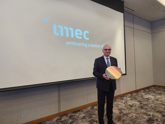 IMEC CEO and President Luc Van den hove poses with a wafer at a news conference in Seoul on Tuesday. [JIN EUN-SOO]