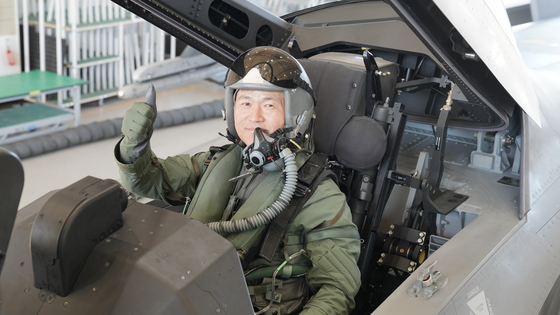 Korean Air Force Chief of Staff Gen. Lee Young-su gives a thumbs-up ahead of conducting a test flight of the KF-21 fighter jet at an air base in Sacheon, about 290 kilometers southeast of Seoul, on Feb. 19, 2025, in this photo provided by the Air Force. [YONHAP]