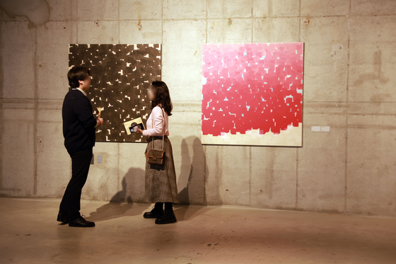Participants in the Seoul city government's matchmaking program chat at a gallery space during the event held at Hanwha General Insurance office in Yongsan, central Seoul, on Feb. 14. [SEOUL METROPOLITAN GOVERNMENT] 
