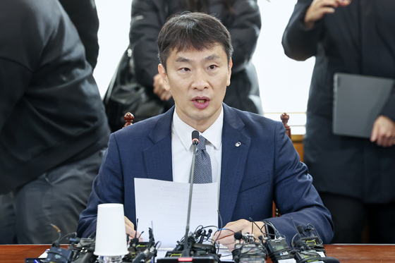 Financial Supervisory Service Gov. Lee Bok-hyun speaks during a meeting with chief executives of banks at the Korea Federation of Banks in central Seoul on Feb. 19. [NEWS1] 