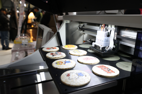A cookie-decorating frosting printer is exhibited during the 2025 Seoul Cafe & Bakery Fair at Seoul Trade Exhibition and Convention in Gangnam District, southern Seoul, on Feb. 19. [YONHAP]