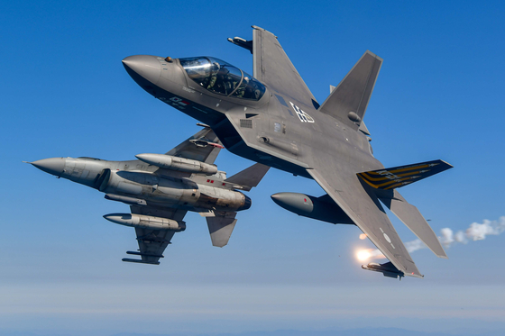 The KF-21, right, and KF-16 fighter jets conduct a test flight above an air base in Sacheon, South Gyeongsang, on Feb. 19. [NEWS1]