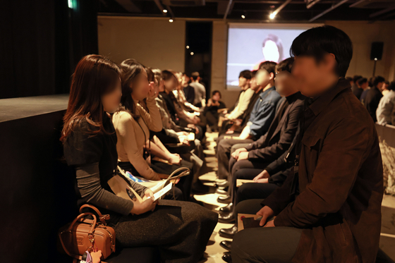 Participants in the Seoul city government's matchmaking program gaze into each other’s eyes in silence during the event held at Hanwha General Insurance office in Yongsan, central Seoul, on Feb. 14. [SEOUL METROPOLITAN GOVERNMENT] 