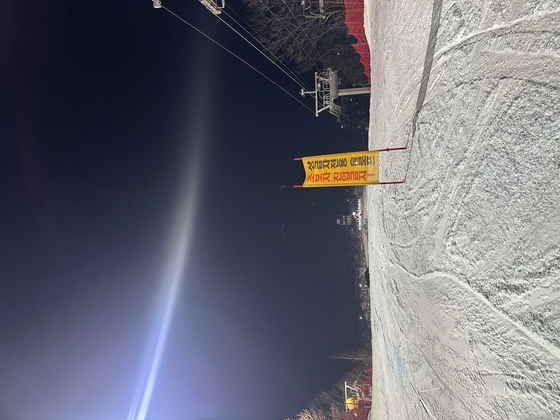 A sign at the top of Red warns beginner skiers not to enter. [MONICA CHIN]