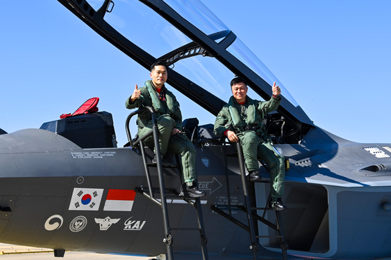 Korean Air Force chief of staff Gen. Lee Young-su, right, and another pilot give a thumbs-up after conducting a test flight of the KF-21 fighter jet at an air base in Sacheon, South Gyeongsang, on Feb. 19. [NEWS1]