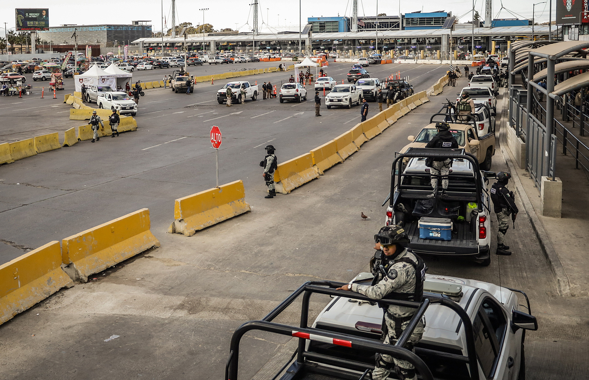 Members of the Mexican Army and the Criminal Investigation Agency carry out security work at the San Ysidro international port in Tijuana, Mexico, on Feb. 6. [EPA/YONHAP]