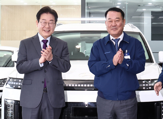 Democratic Party leader Lee Jae-myung, left, and Hyundai Motor President and co-CEO Lee Dong-seock pose for a photo at the automaker's factory in Asan, South Chungcheong, on Feb. 20. [NEWS1]