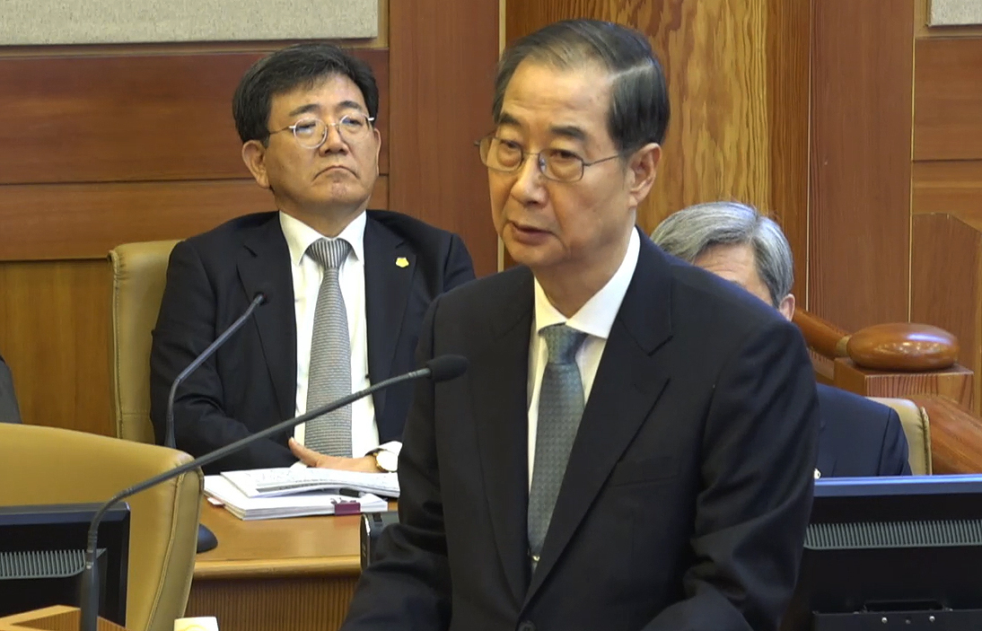 Prime Minister Han Duck-soo speaks during his impeachment trial hearing at the Constitutional Court in Jongno District, central Seoul, on Feb. 19. [CONSTITUTIONAL COURT]