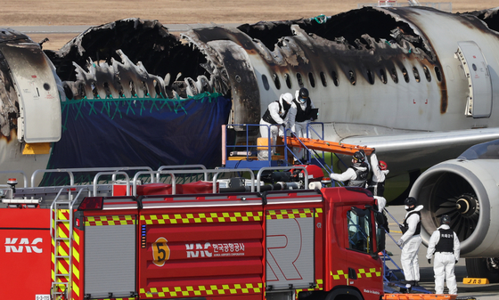 Authorities from the Transportation Ministry and a French agency in charge of civil aviation accidents begin a joint investigation into a fire-destroyed Air Busan plane on February. [SONG BONG-GEUN]