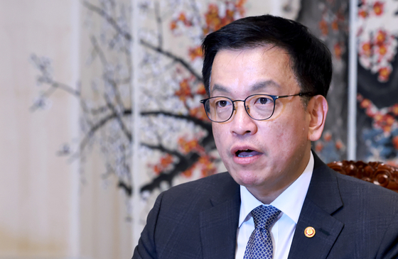 Acting President Choi Sang-mok speaks during an economic meeting of senior government officials at the government complex in central Seoul on Feb. 11. [YONHAP]