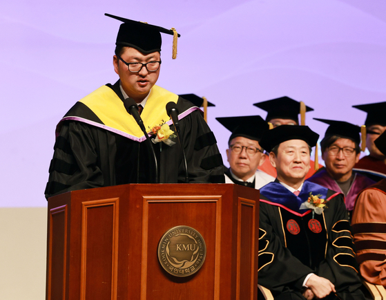 Three-time Olympic champion Kim Woo-jin delivers a congratulatory message at Kukmin University's graduation ceremony on Feb. 19. [YONHAP] 