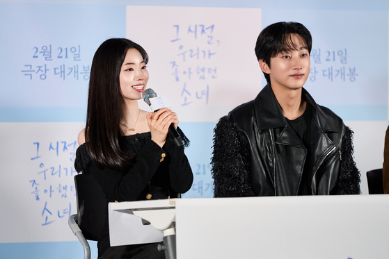 Twice's Da-hyun, left, speaks alongside Jin-young during a press conference for film ″You are the Apple of My Eye″ held in Yongsan District, central Seoul, on Feb. 19. [WYSIWYG STUDIOS, CJ CGV]