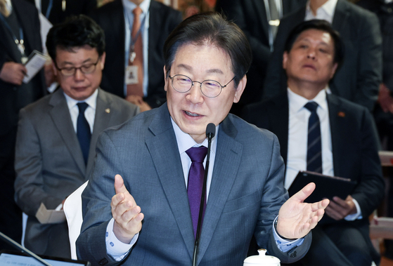Democratic Party leader Lee Jae-myung speaks during a four-way discussion on a special law for semiconductors, an extra budget and other pending issues at the National Assembly in Yeouido, western Seoul, on Feb. 20. [JOINT PRESS CORPS]