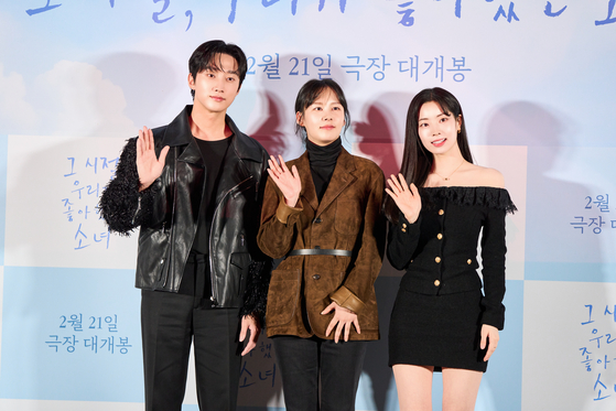 The cast and director of romance film ″You are the Apple of My Eye″ pose for photos during the film's press conference held in Yongsan District, central Seoul, on Feb. 19. From left are actor Jin-young, director Cho Young-myoung and Twice's Da-hyun. [WYSIWYG STUDIOS, CJ CGV]