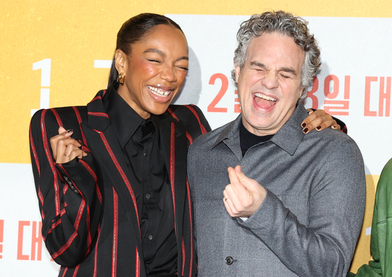 Actors Naomi Ackie, left, and Mark Ruffalo pose for photos during a press conference for sci-fi film ″Mickey 17″ held in Gangnam District, southern Seoul, on Feb. 20. [YONHAP]