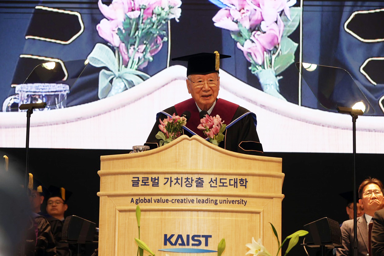 Lee Joong-keun, chairman of WooJung Education & Culture Foundation and Booyoung Group, gives a speech during KAIST's graduation ceremony on Feb. 14 after receiving a honorary doctorate degree. [NEWS1]