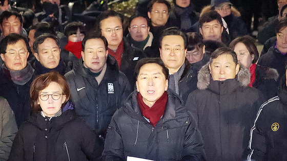 People Power Party lawmakers, including Rep. Kim Gi-hyeon, center, block the arrest of President Yoon Suk Yeol as investigators make a second attempt to execute a warrant to detain him at the presidential residence in Yongsan, central Seoul, on Jan. 15. [NEWS1] 