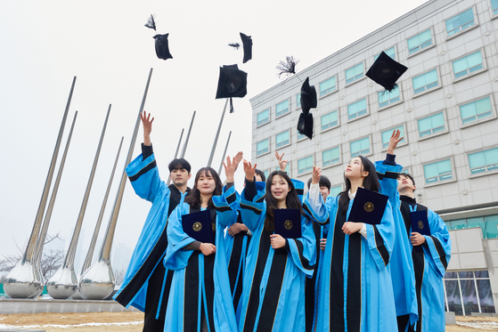 Students of Inha University throw their mortarboards in the air. [INHA UNIVERSITY]