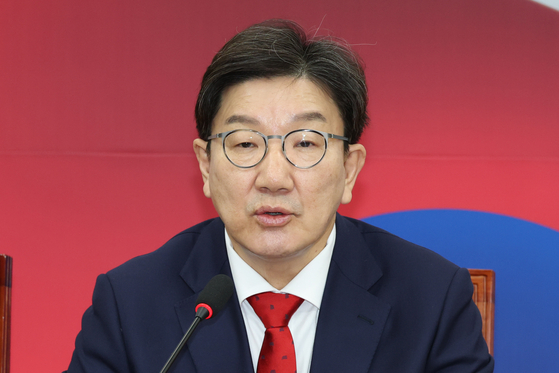 People Power Party floor leader Kweon Seong-dong speaks during an emergency committee meeting at the National Assembly in Yeouido, western Seoul, on Feb. 20. [NEWS1] 
