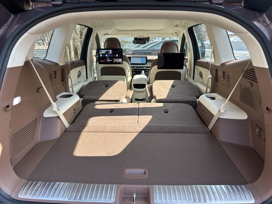 The trunk capacity expands to 2,462 liters when the second- and third-row seats are folded down completely. [SARAH CHEA]