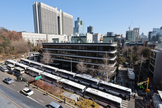 Police buses line a road near the Seoul Central District Court in Seocho District, southern Seoul, ahead of the first preliminary hearing of President Yoon Suk Yeol's criminal trial on Feb. 20. [NEWS1]