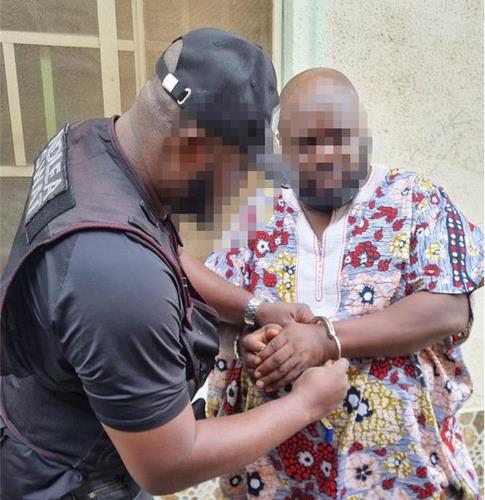 K Jeff, a drug ring leader in Nigeria, is arrested in a photo provided by Korea's National Intelligence Service on Feb. 20. [YONHAP]