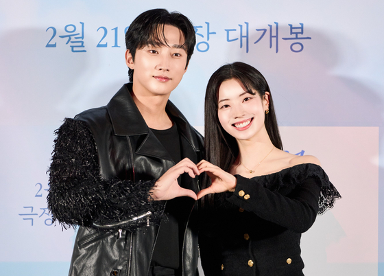 Actors Jin-young, left, and Twice's Da-hyun pose for photos during a press conference for romance film ″You are the Apple of My Eye″ held in Yongsan District, central Seoul, on Feb. 19. [WYSIWYG STUDIOS, CJ CGV]