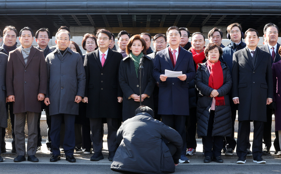 From third from left, front row: Reps. Yoon Sang-hyun, Na Kyung-won and Kim Gi-hyeon stand alongside 37 other lawmakers from the People Power Party in front of the Constitutional Court in Jongno District, central Seoul, where they lodged a complaint against the justices' management of President Yoon Suk Yeol's ongoing impeachment trial on Feb. 17. [JOINT PRESS CORPS]