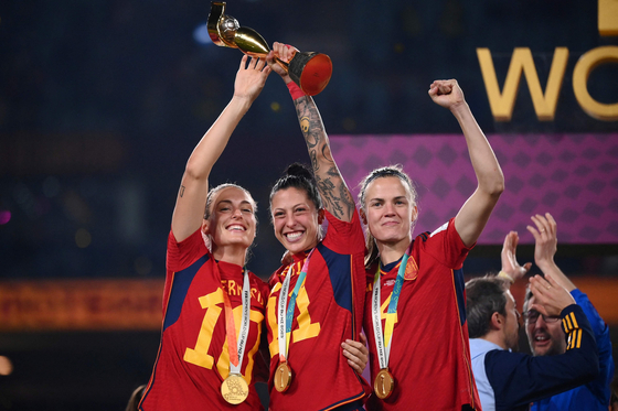 Spain's midfielder Jennifer Hermoso, middle, celebrates with the trophy after winning the Australia and New Zealand 2023 Women's World Cup final football match against England in Sydney on Aug. 20, 2023. [AFP/YONHAP]