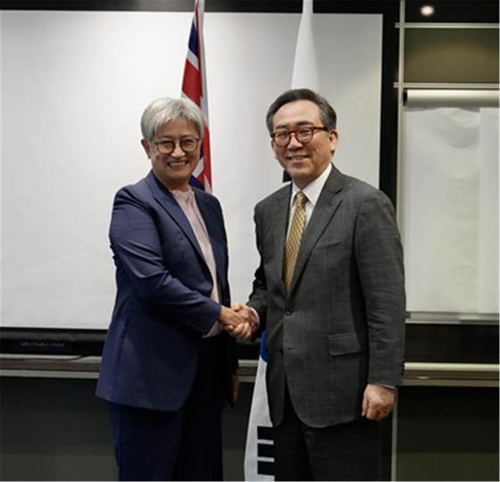 South Korean Foreign Minister Cho Tae-yul, right, and Australian Foreign Minister Penny Wong shake hands during talks in Johannesburg, South Africa, on Feb. 20. [YONHAP] 